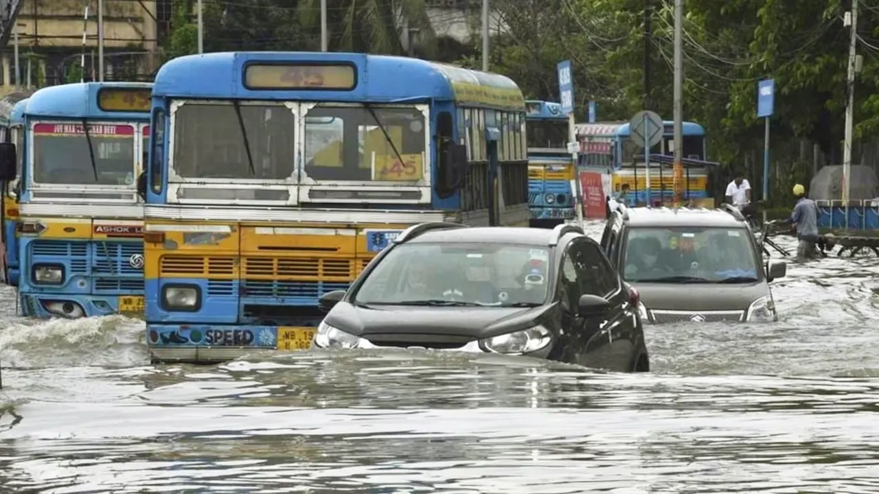 কলকাতায় টানা বৃষ্টিতে বিপর্যয়, দুর্গাপূজার আগে ৭ জনের মৃত্যু
