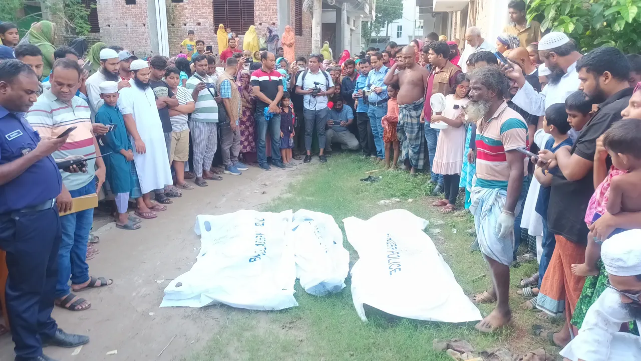 খাটে মায়ের মরদেহ, ফ্লোরে পড়ে ছিল নিস্তেজ ২ সন্তান