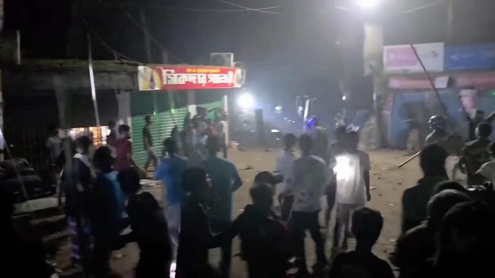 ব্রাহ্মণবাড়িয়ায় টর্চ লাইট জ্বালিয়ে দু’দল গ্রামবাসীর সংঘর্ষ