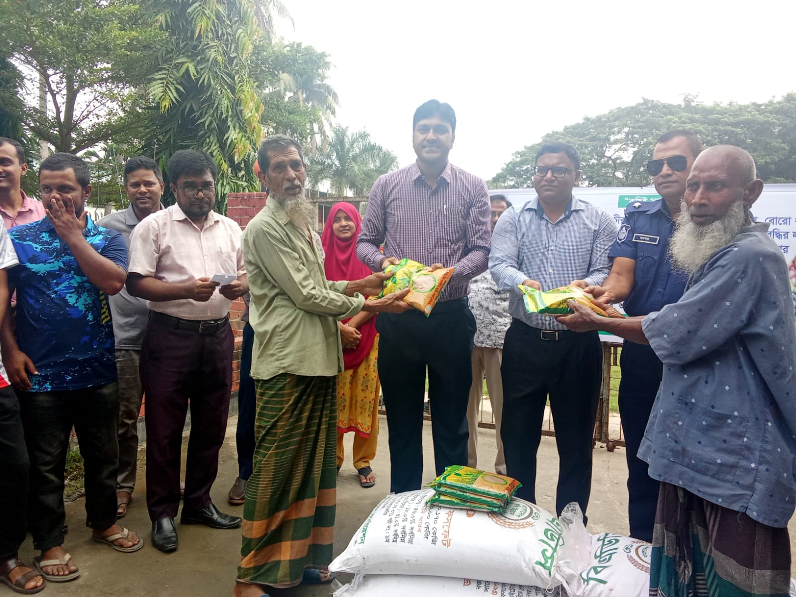 আত্রাইয়ে প্রান্তিক কৃষকদের মাঝে বিনামূল্যে সরিষা বীজ ও সার বিতরণ