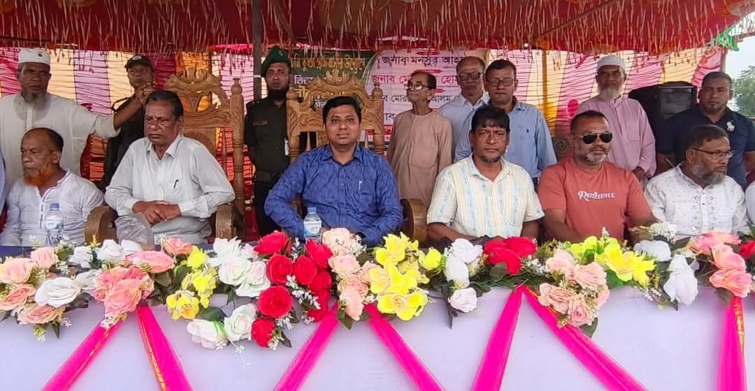 সরাইলে তিতাস নদীতে লাখো দর্শকের উপস্থিতিতে নৌকাবাইচ।