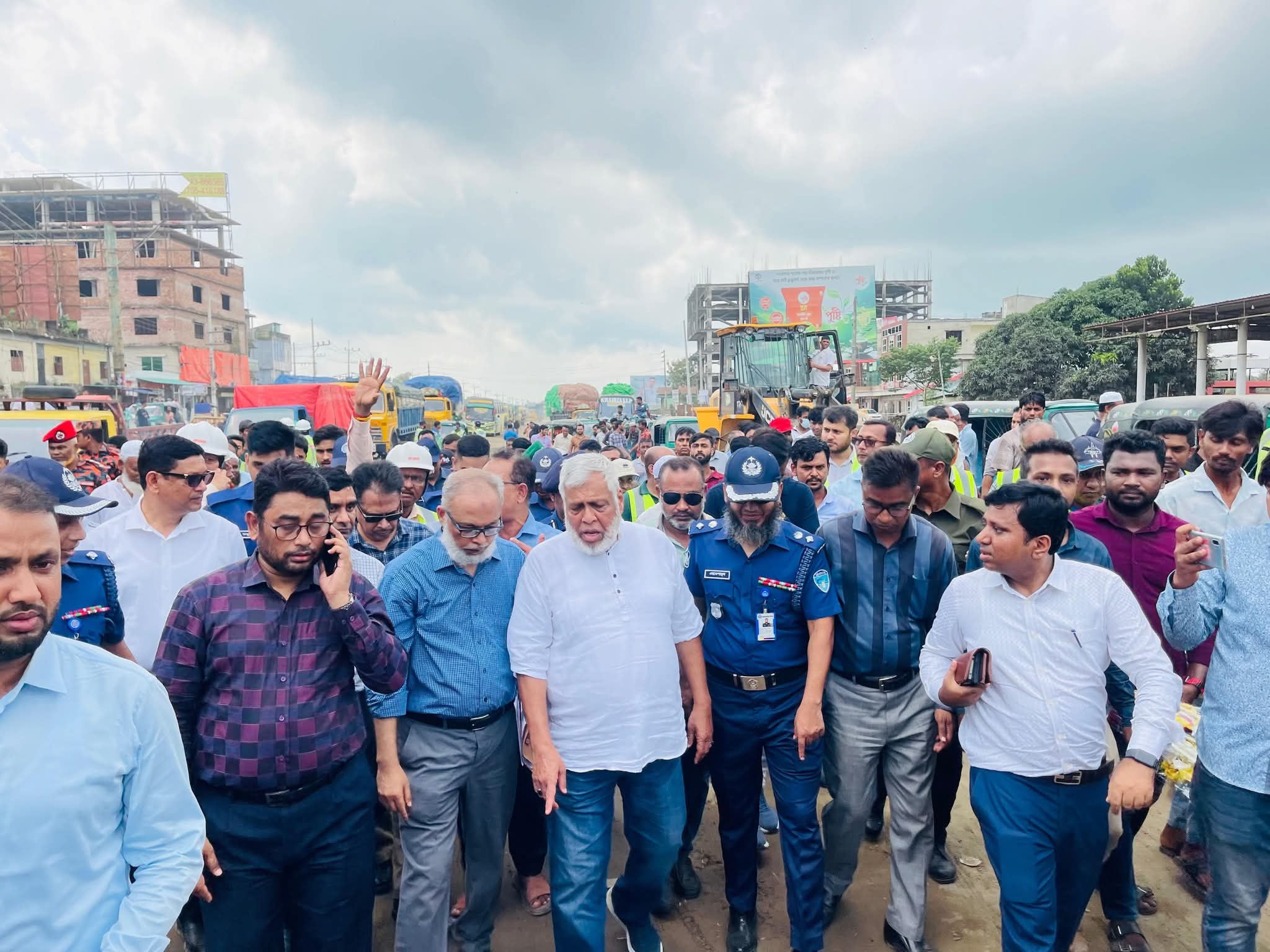 মহাসড়ক পরিদর্শনে এসে যানজটে আটকা পড়লেন উপদেষ্টা