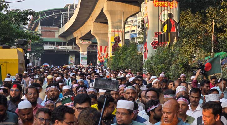 শাহবাগ মোড় ছেড়ে শহীদ মিনারে শিক্ষকরা