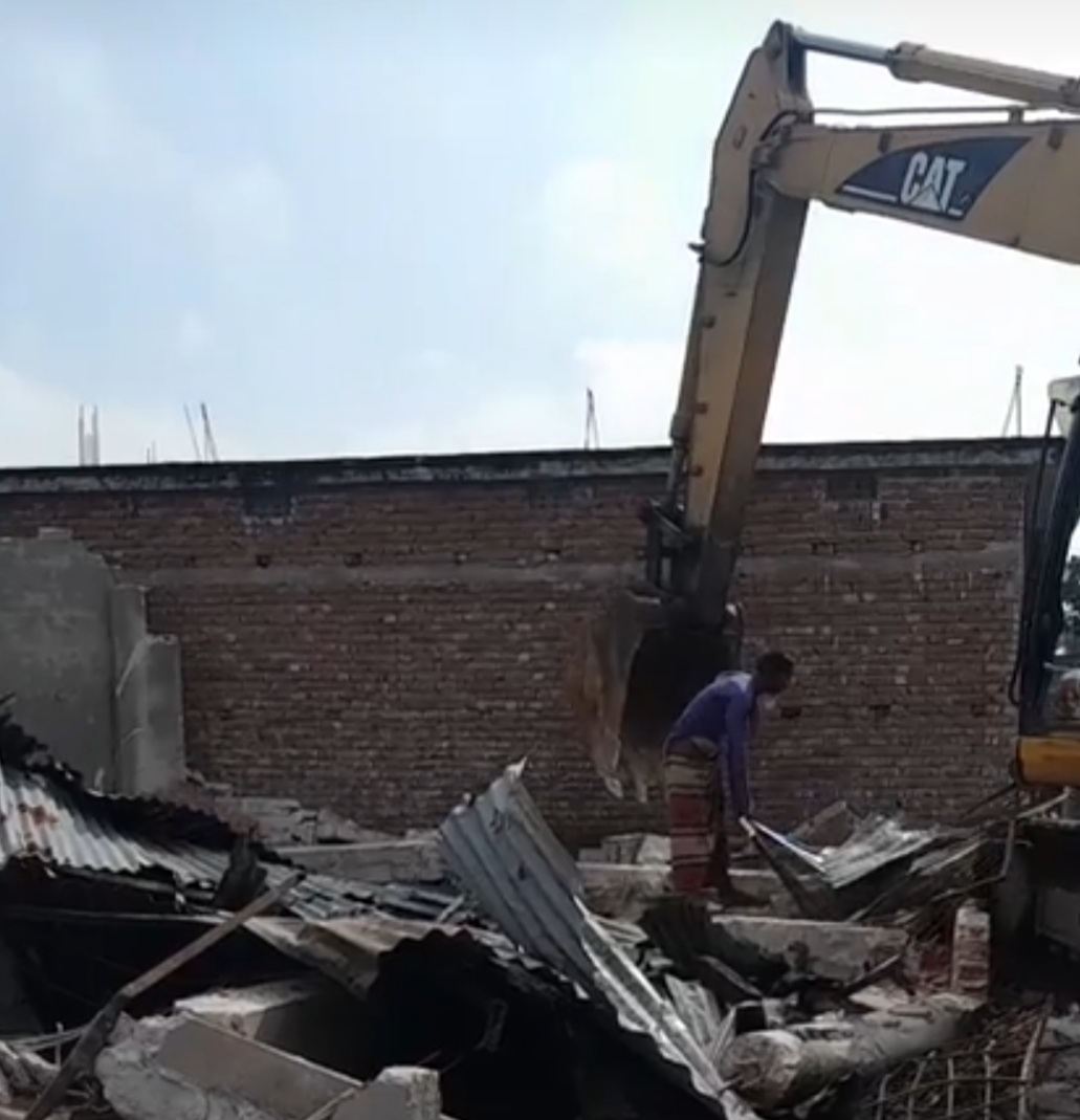 রাজশাহীতে খাস জমিতে দোকান প্রশাসনের উচ্ছেদ অভিযান