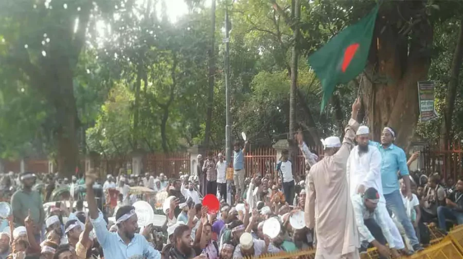 ভুখা মিছিল শেষে শহীদ মিনারে ফিরে গেলেন শিক্ষকরা