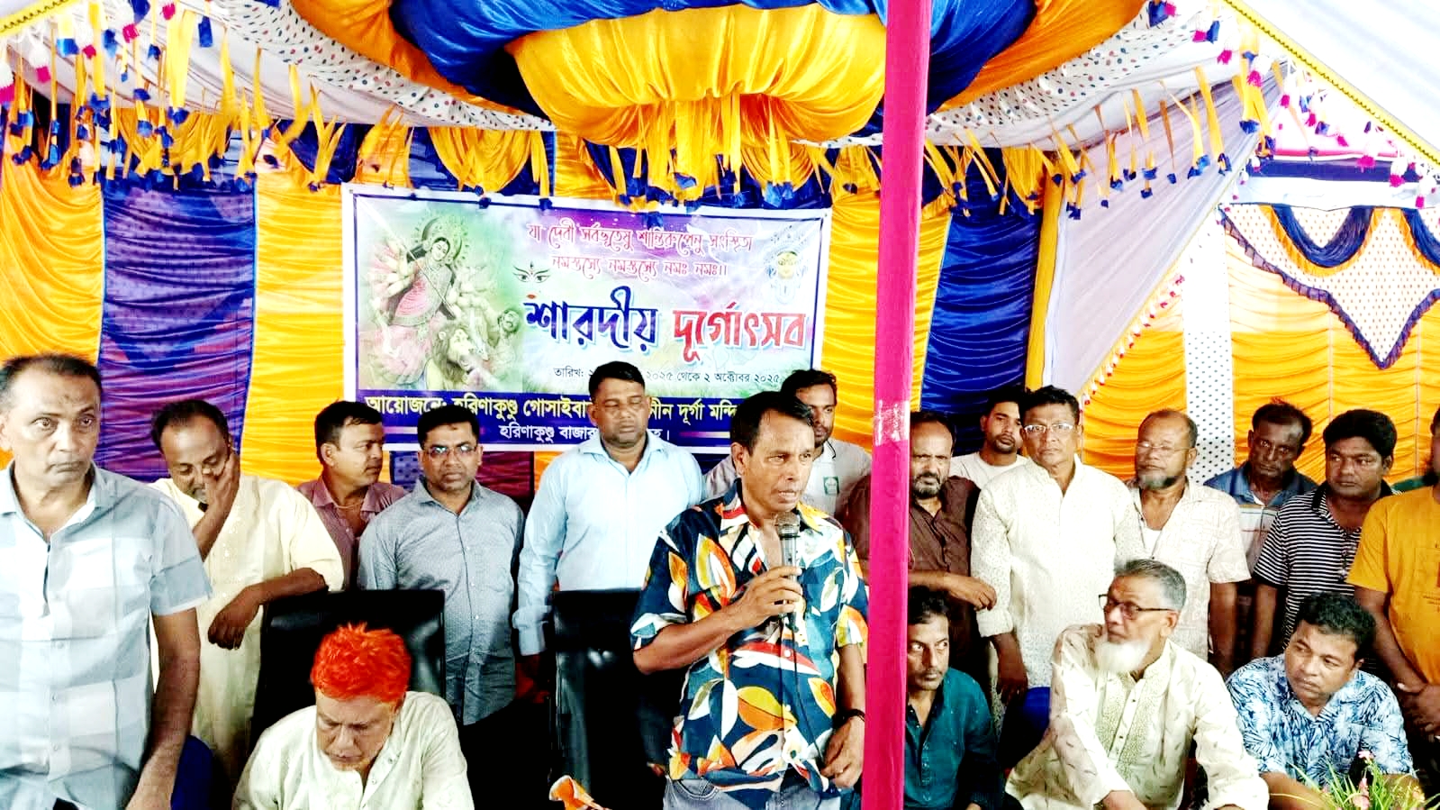 হরিণাকুণ্ডুতে সনাতনীদের নগত অর্থ সহায়তা করলেন এম এ মজিদ