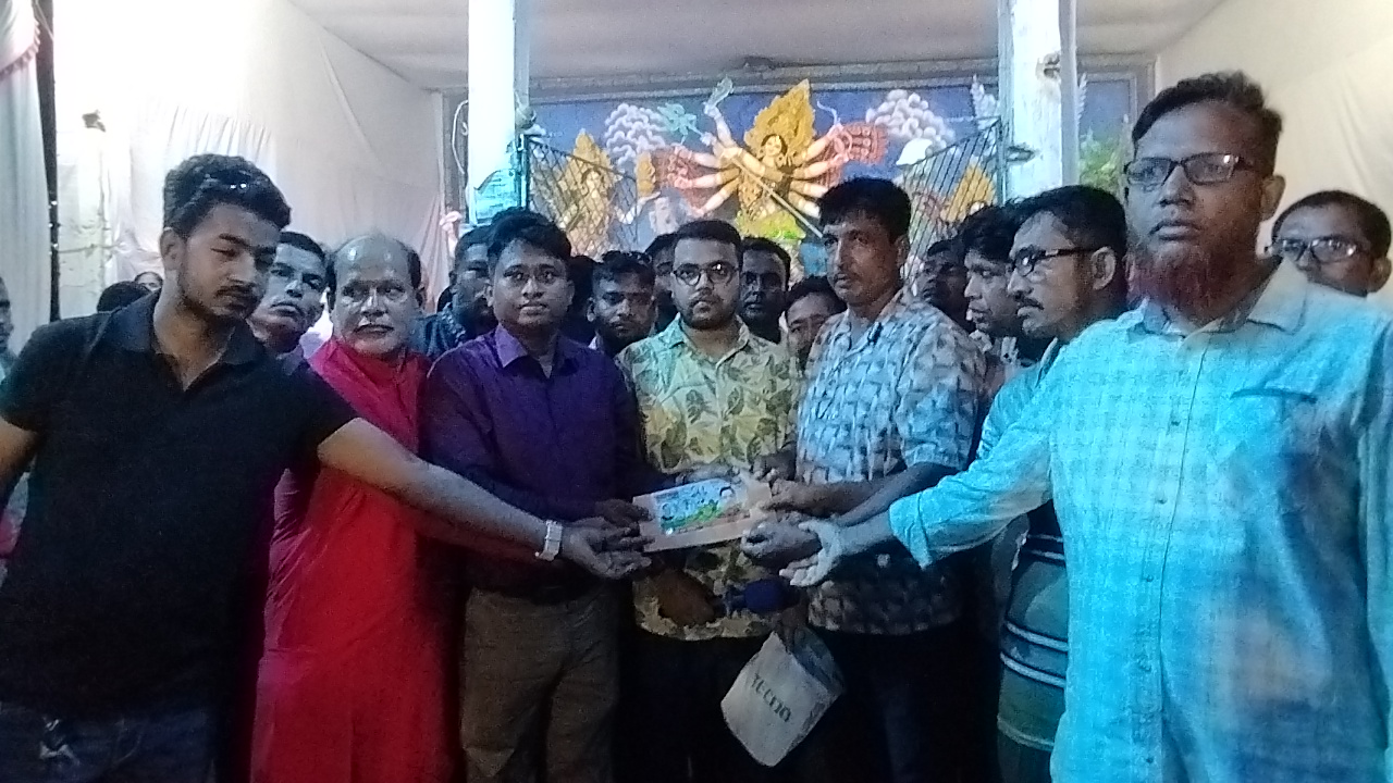 শালিখায় শারদীয় দুর্গাপূজা উপলক্ষে, কাজী আল আমিনের শুভেচ্ছা উপহার প্রদান