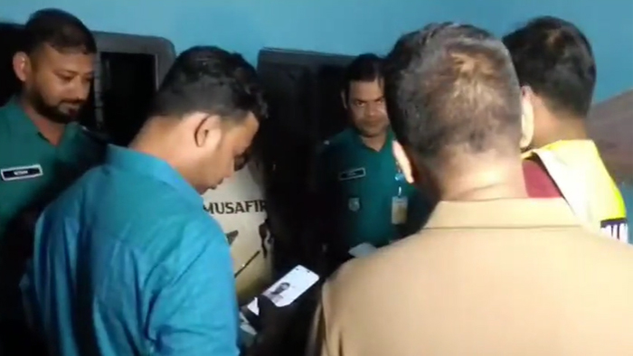 খুলনায় বাবাকে খুন করে স্ত্রীসহ পলাতক ছেলে
