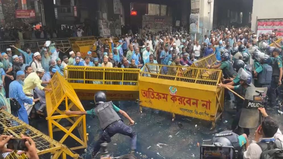 মাদ্রাসা শিক্ষকদের ওপর পুলিশের লাঠিচার্জ-জলকামান, আহত ১৫