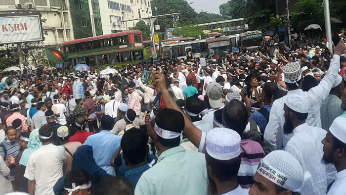 পুলিশের ব্যারিকেড ভেঙে শাহবাগ অবরোধ শিক্ষকদের