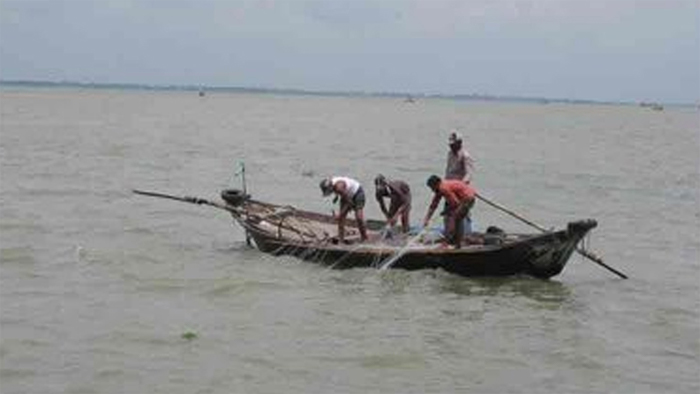 শনিবার মধ্যরাত থেকে ২২ দিন মেঘনায় মাছ ধরা বন্ধ