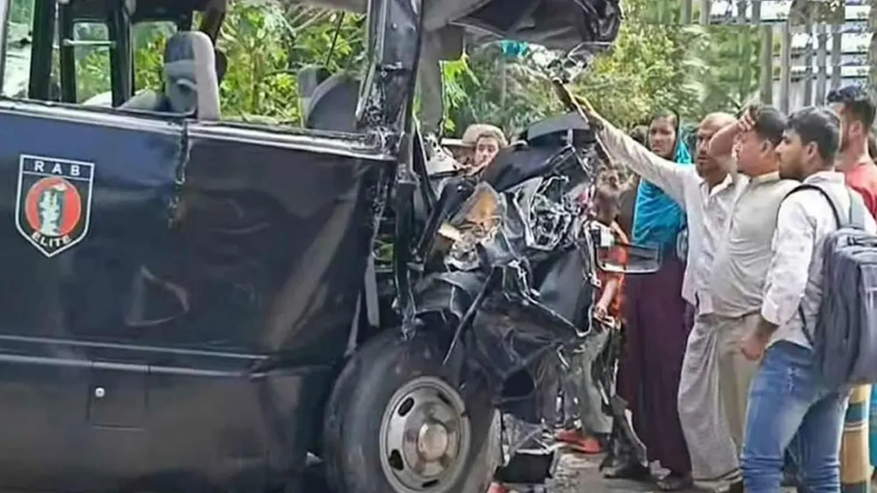 র‍্যাবের গাড়ি-বাসের সংঘর্ষে শিশুসহ নিহত ৩