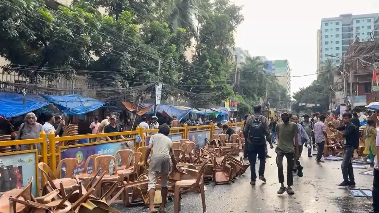জাতীয় পার্টির কার্যালয়ের সামনে অ্যাকশনে পুলিশ
