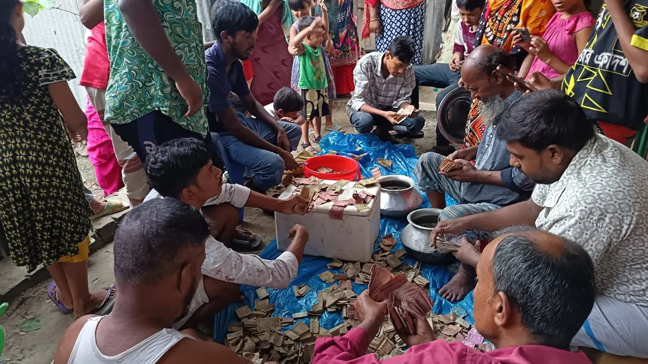 সেই ভিক্ষুকের ঘরে মিলল আরও এক বস্তা টাকা