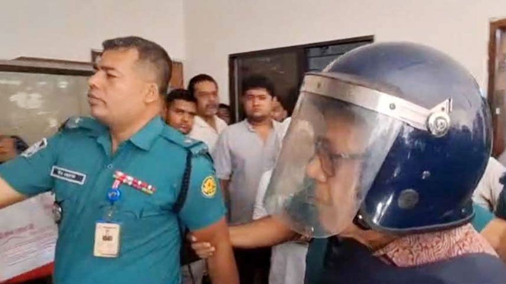 চকলেট খেতে বাধা দেওয়ায় মেজাজ হারালেন কামরুল ইসলাম