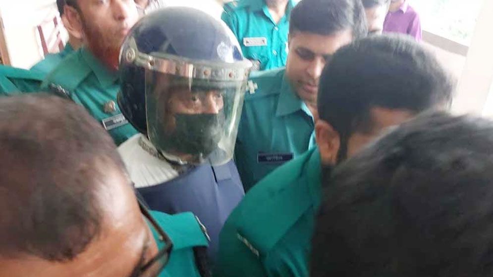 নিজ খরচে অ্যাম্বুলেন্সে করে আদালতে আসতে চান খুরশীদ আলম