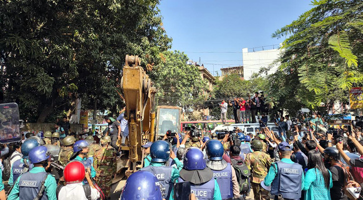 ৩২ নম্বরে উত্তেজনা, সাউন্ড গ্রেনেড বিস্ফোরণ