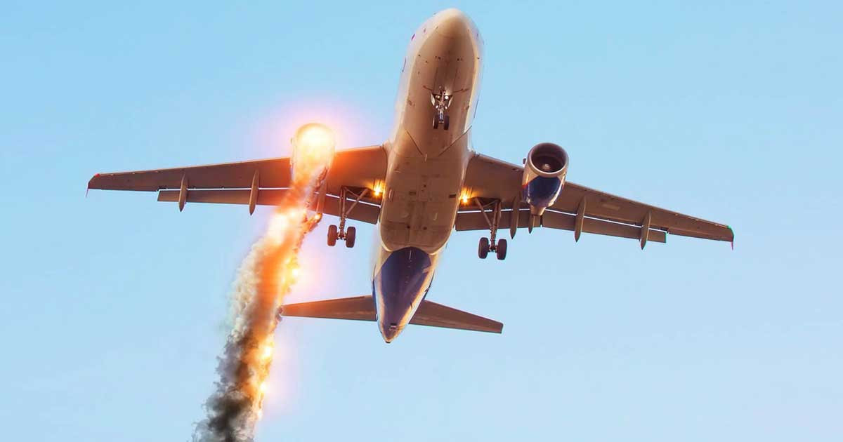 অবতরণের সময় রানওয়ে থেকে ছিটকে বিমানে আগুন, অতঃপর…