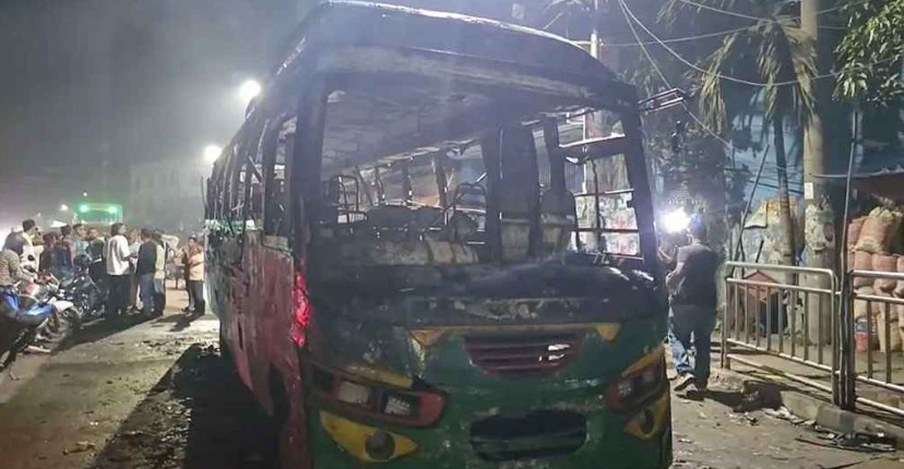 গভীর রাতে রাজধানীতে বাস ও প্রাইভেটকারে আগুন দেওয়ার হিড়িক