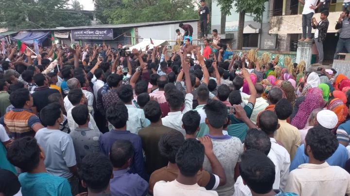 বিএনপির মনোনয়ন পাননি নেতা, প্রতিবাদে দুই কিলোমিটার জুড়ে মানববন্ধন সমর্থকদের