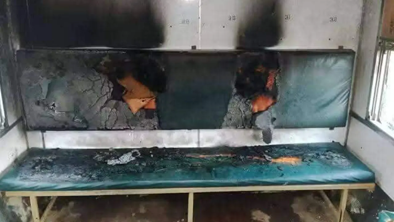 ময়মনসিংহে ট্রেনে আগুন