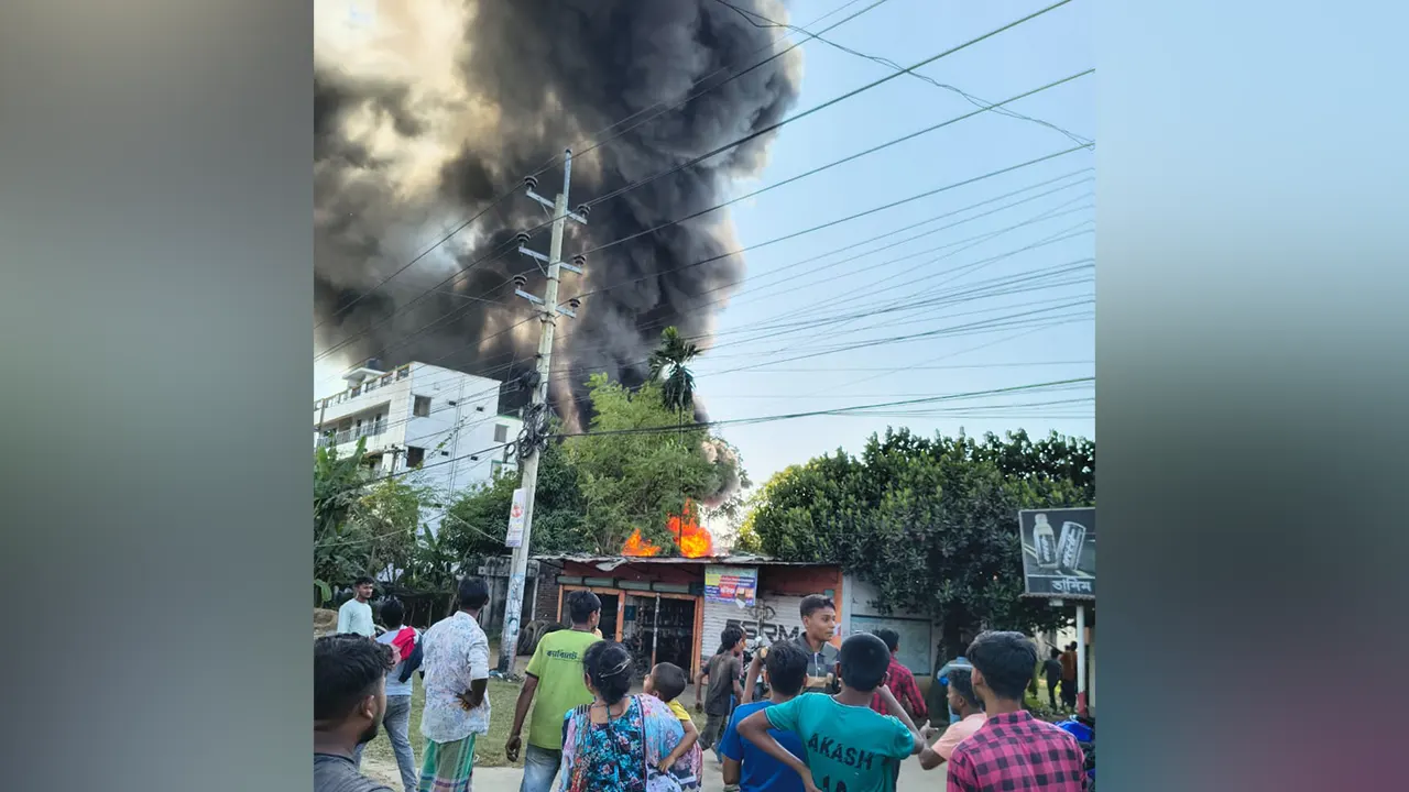 গাজীপুরে কারখানায় ভয়াবহ আগুন, নিয়ন্ত্রণে ৯ ইউনিট