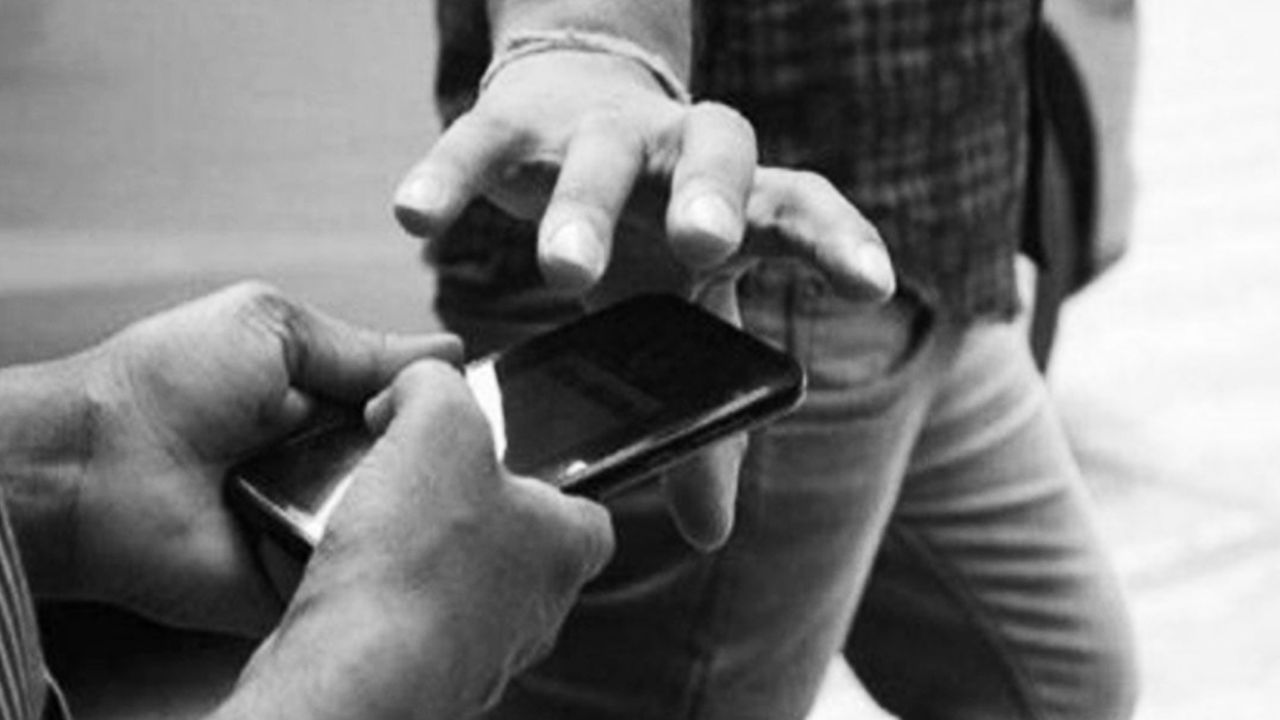 রাজধানীতে ছিনতাইকারীদের কবলে বিচারক, খোয়ালেন মোবাইল-চশমা