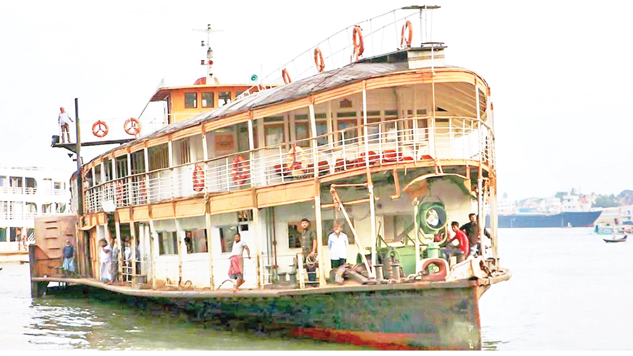 কীর্তনখোলায় চার বছর পর ঢেউ তুলল শতবর্ষী প্যাডেল স্টিমার
