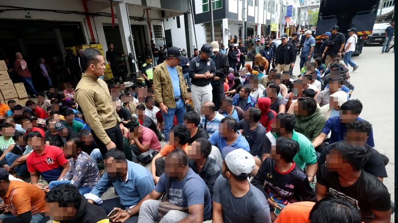 মালয়েশিয়ায় ব্যাপক অভিযান, ১৭৪ বাংলাদেশি আটক