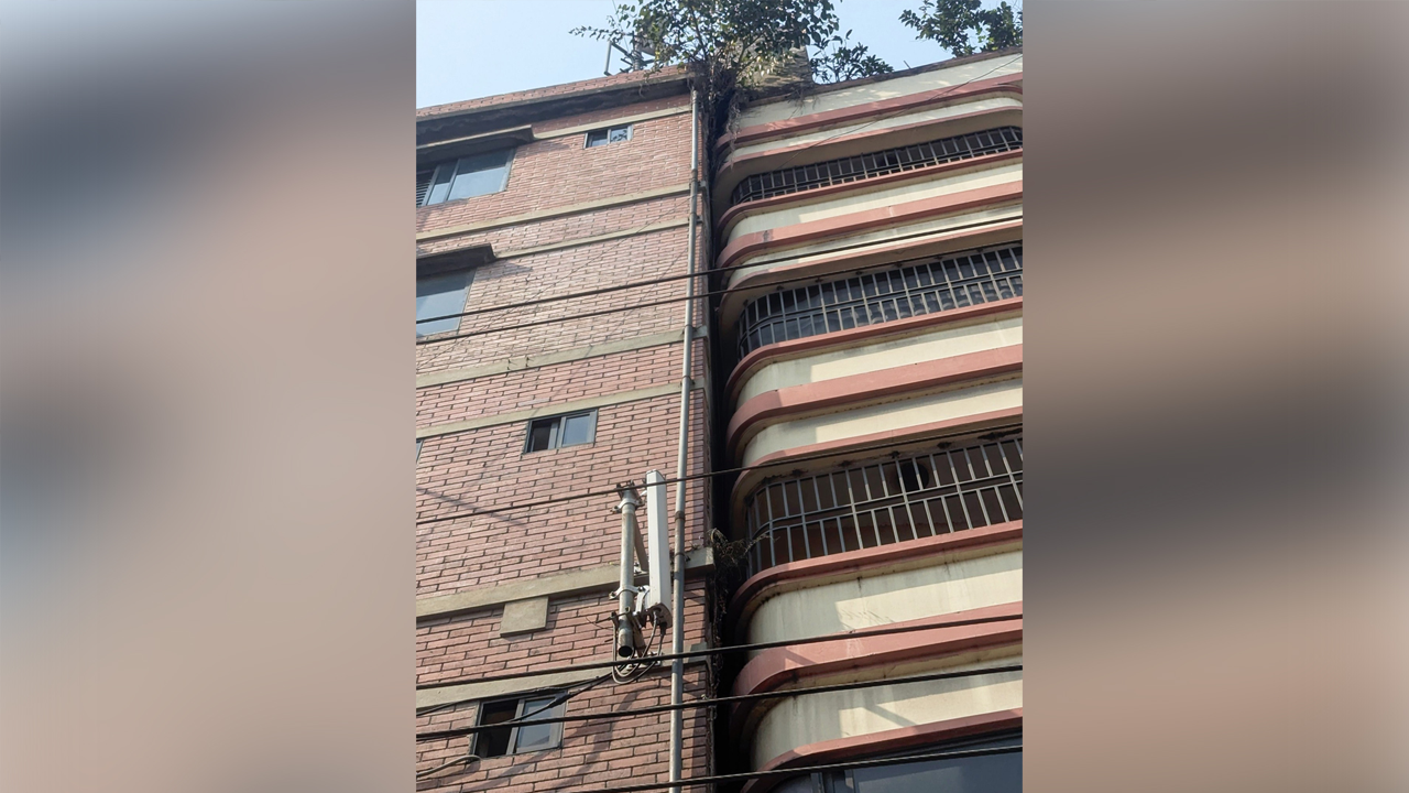 রাজধানীর বিভিন্ন এলাকায় হেলে পড়েছে ভবন