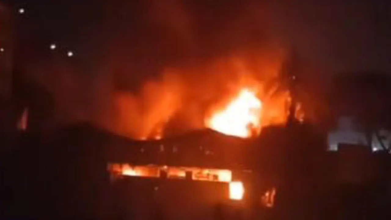 চট্টগ্রামে পোশাক কারখানার গুদামে আগুন