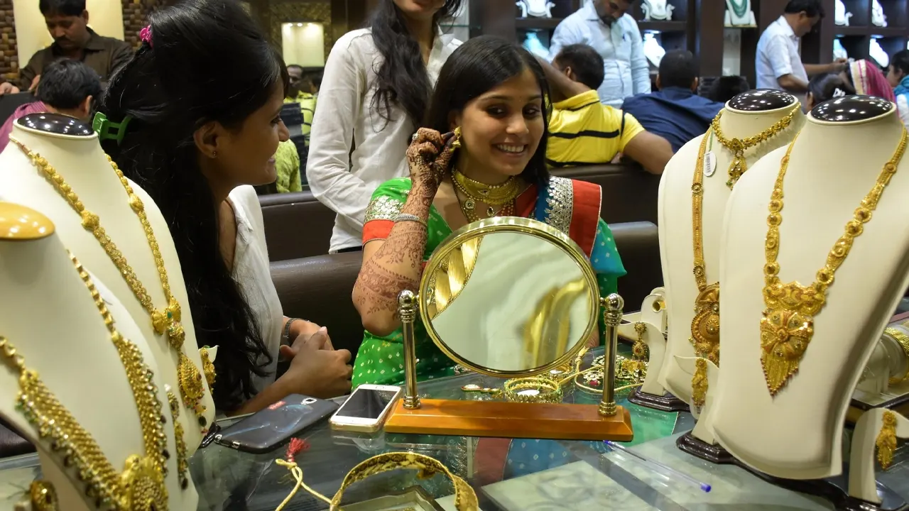 স্বর্ণের দামে বড় লাফ, দুই সপ্তাহে সর্বোচ্চ