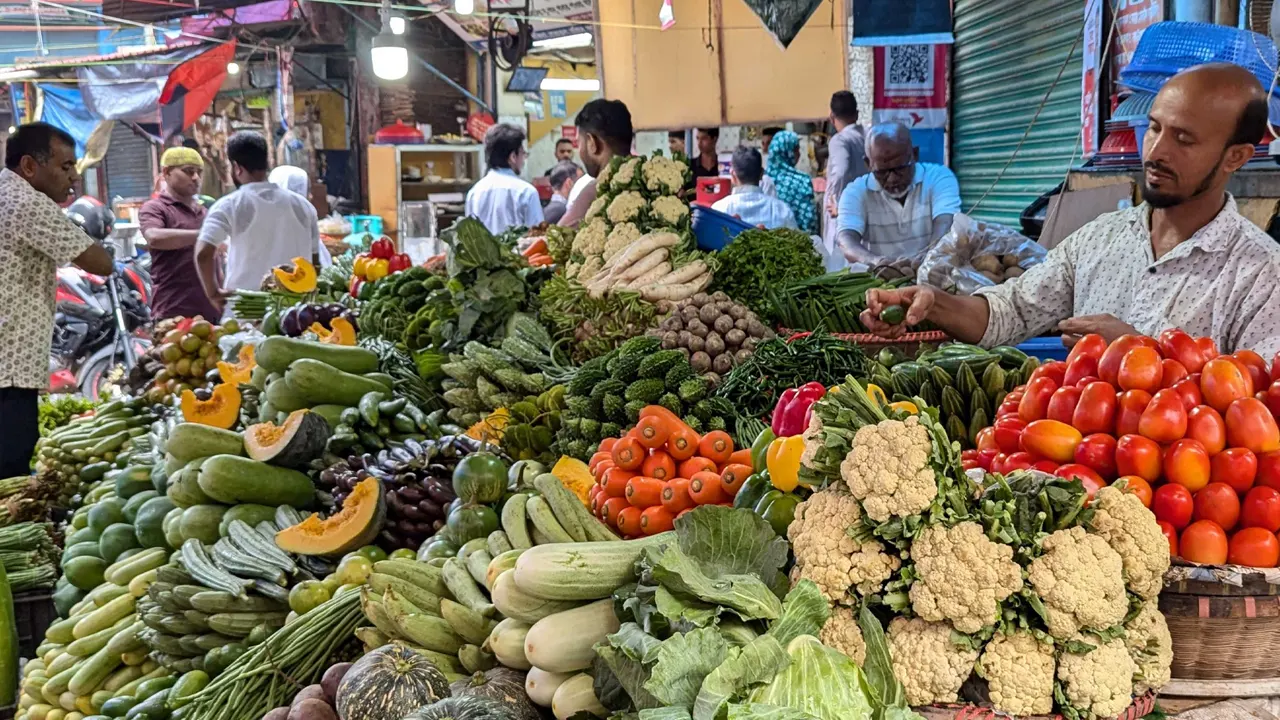 সরবরাহ বাড়লেও কমছে না সবজির দাম