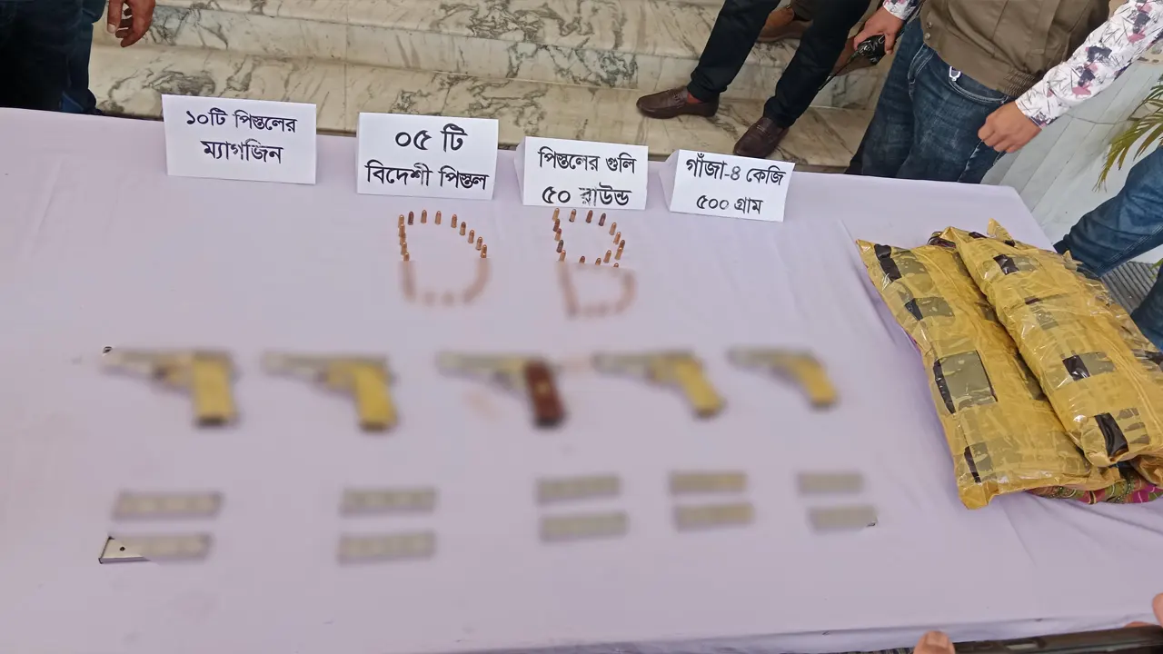 ৫টি বিদেশি পিস্তলসহ যুবক আটক