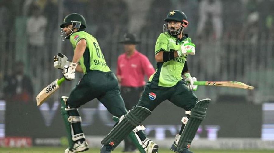 রোমাঞ্চকর ম্যাচে প্রোটিয়াদের হারিয়ে এগিয়ে গেলো পাকিস্তান