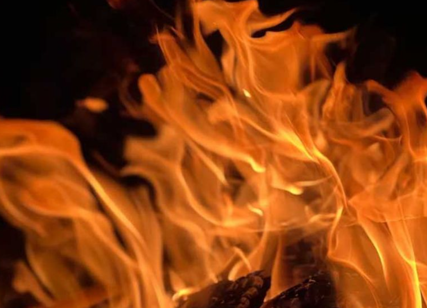 রাজধানীতে চলন্ত বাসে আগুন