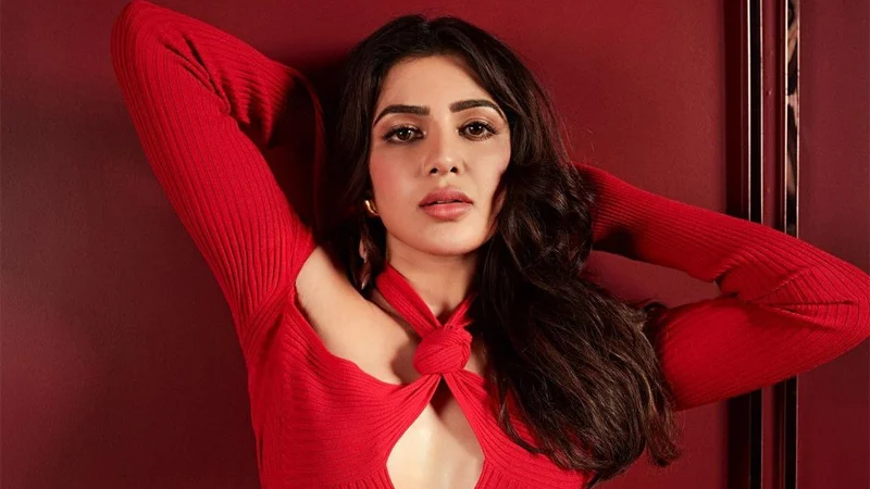 শাড়ি পরে দুঃসাহসিক স্টান্ট, বড় চ্যালেঞ্জ নিয়ে ফিরছেন সামান্থা