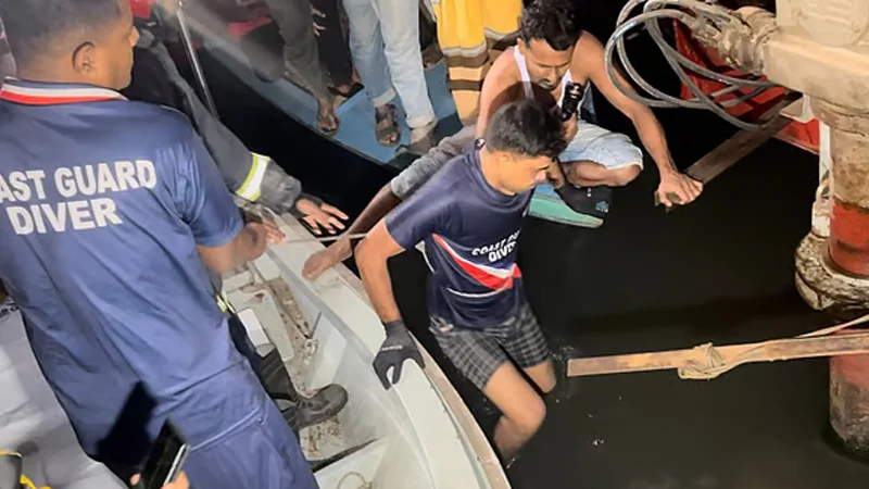 পারাপারের সময় ফেরি থেকে পড়ে নদীতে ডুবল ৫ যান, ৩ জনের মৃত্যু