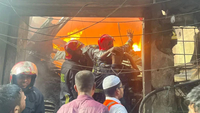 পুরান ঢাকায় প্লাস্টিক কারখানার আগুন নিয়ন্ত্রণে