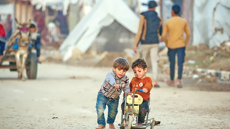 মৃত্যুঝুঁকি নিয়ে বিধ্বস্ত ভবনে বাঁচার চেষ্টায় গাজাবাসী