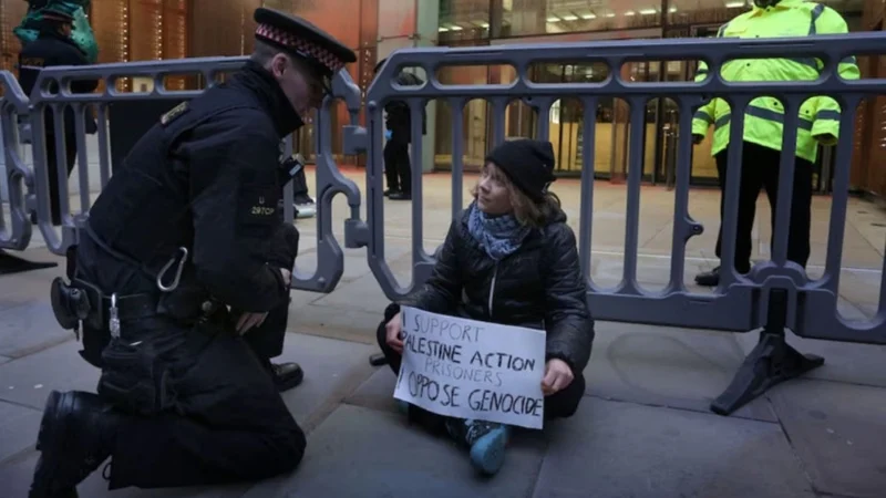 ফিলিস্তিন সমর্থনে বিক্ষোভ, যুক্তরাজ্যে গ্রেটা থুনবার্গ গ্রেপ্তার