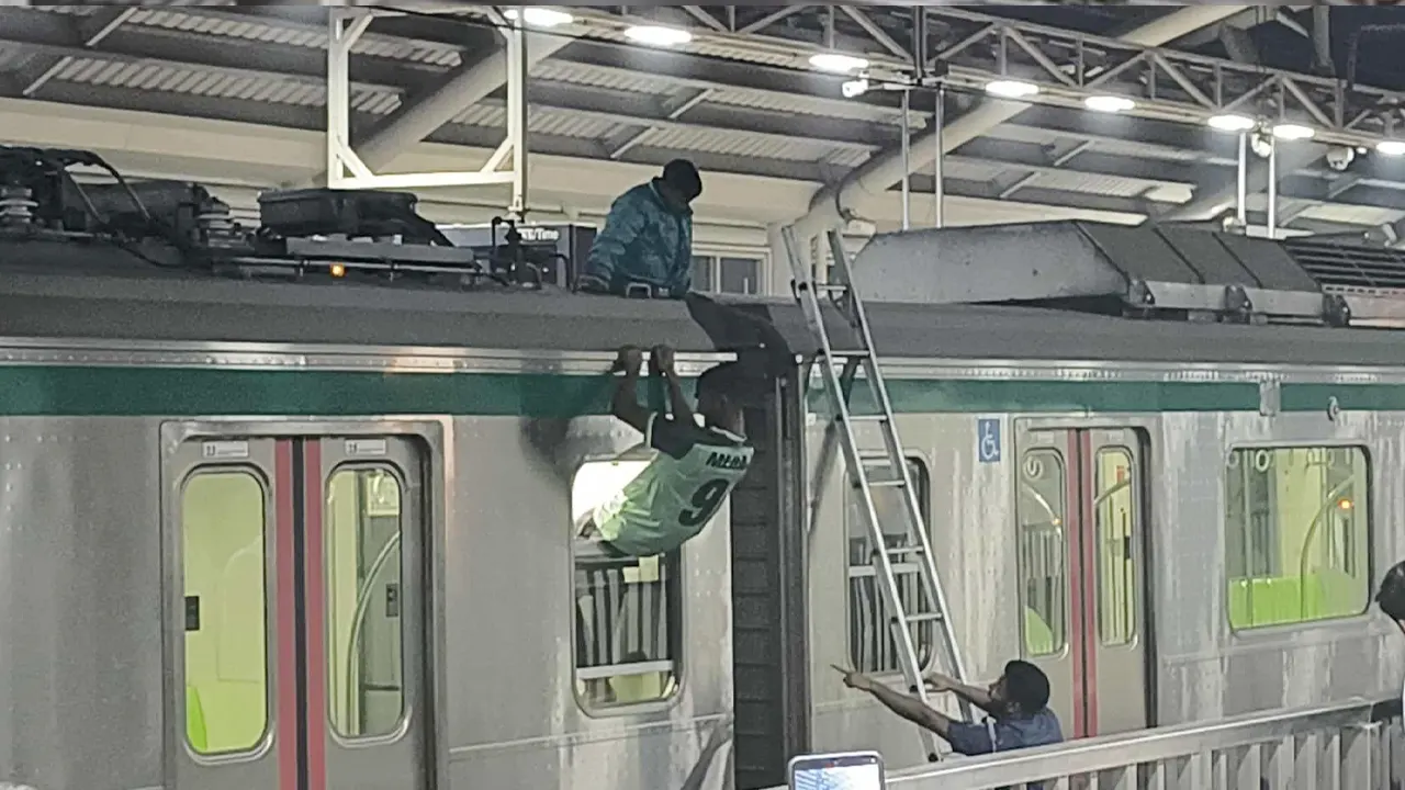 দুই বগির মাঝখানে ঝুলে ছিল শিশু, মেট্রোরেল চলাচল বন্ধ