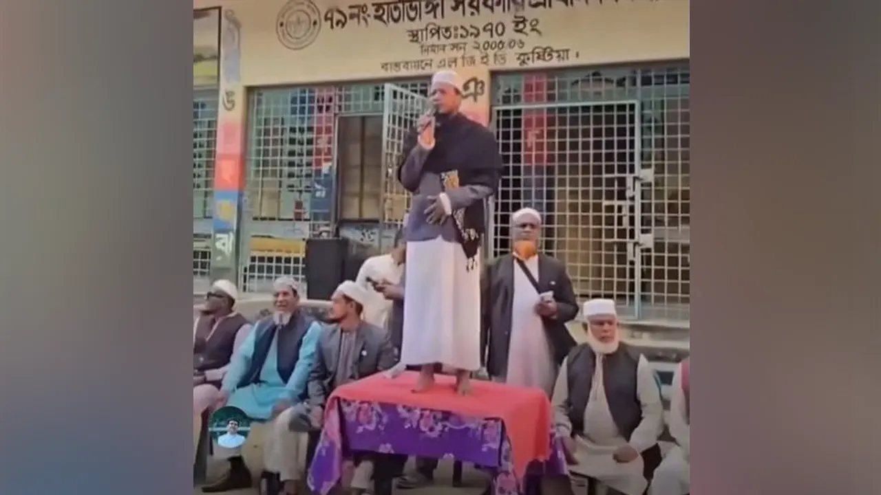 টেবিলের দাঁড়িয়ে মুফতি আমির হামজার বক্তব্য, তুমুল সমালোচনা