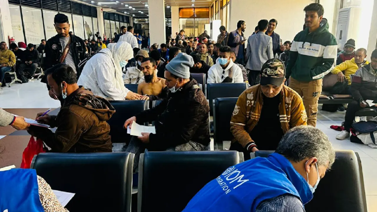 লিবিয়া থেকে দেশে ফিরলেন ৩১০ বাংলাদেশি