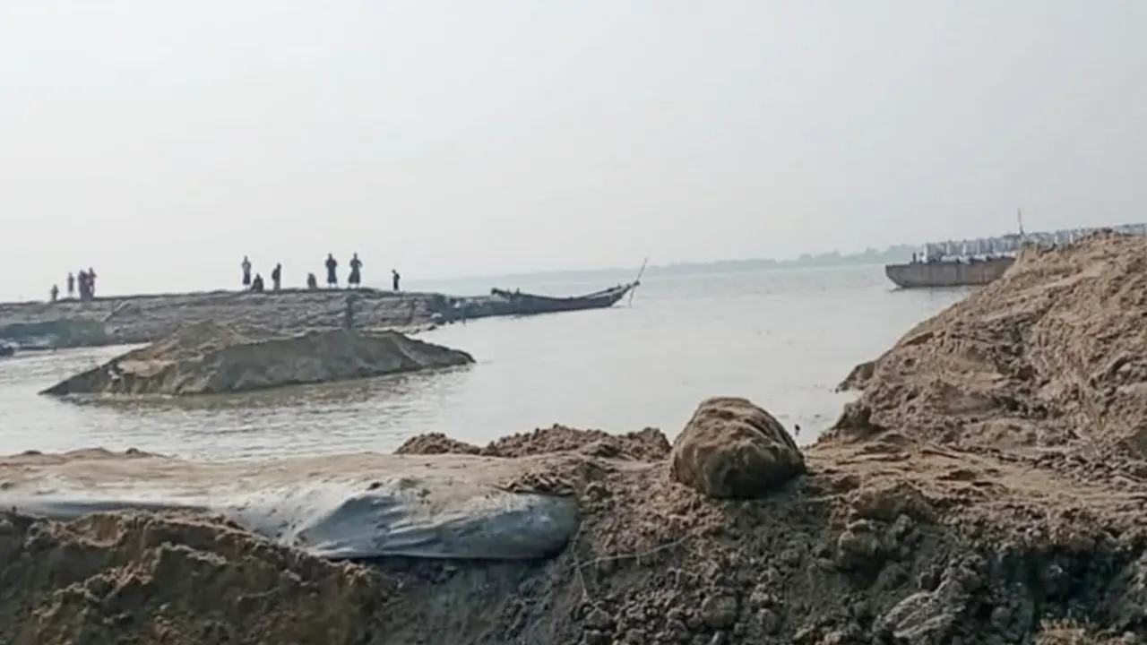 ‘বাঁধের মাটি বড় বড় খণ্ড হয়ে ঝুপঝাপ শব্দে ভেঙে পড়ে’