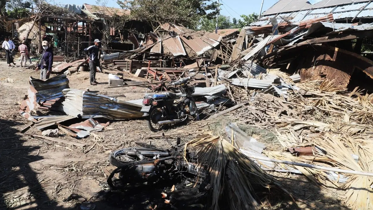 চায়ের দোকানে বিমান হামলা, নিহত ১৮