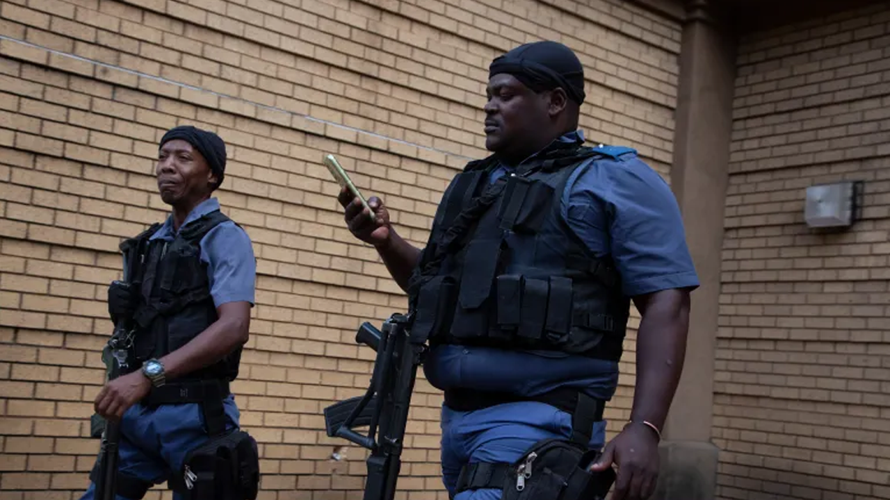 দক্ষিণ আফ্রিকায় বন্দুকধারীদের নির্বিচার গুলি, শিশুসহ অন্তত ১২ জন নিহত