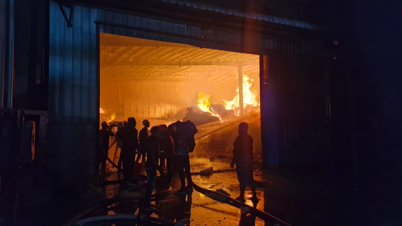 নরসিংদীতে স্পিনিং মিলের তুলার গোডাউনে ভয়াবহ আগুন