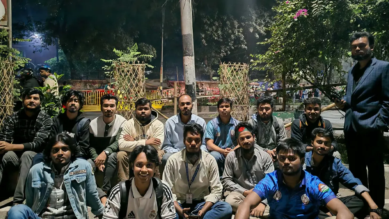 মধ্যরাতে শিক্ষা ভবনের সামনে শিক্ষার্থীদের অবস্থান