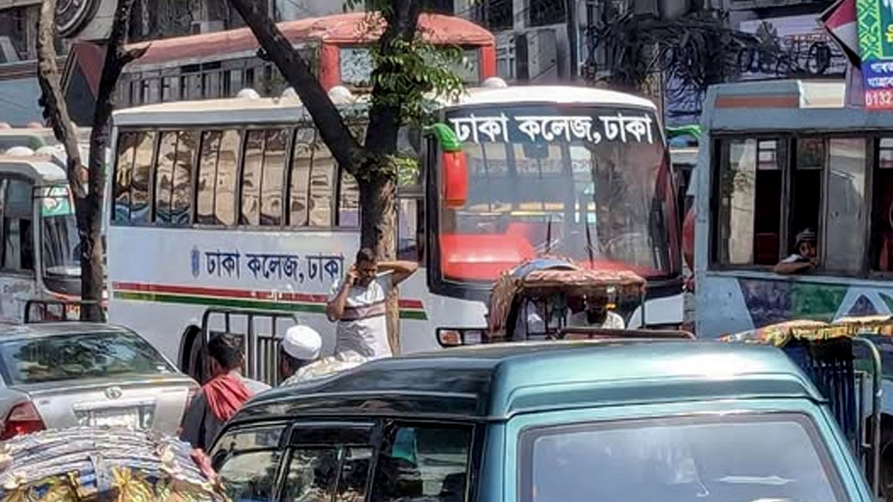 অনির্দিষ্টকালের জন্য ঢাকা কলেজের বাস চলাচল বন্ধ
